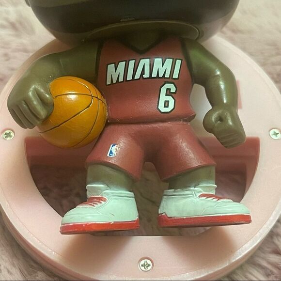 Funko Pop NBA Lebron James #6 - Picture 8 of 10